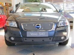 Tammer-Suoja Volvo S40 Vm. 2010-2012 Malleihin Täysin Avoimella Jäähdyttäjän Säleiköllä